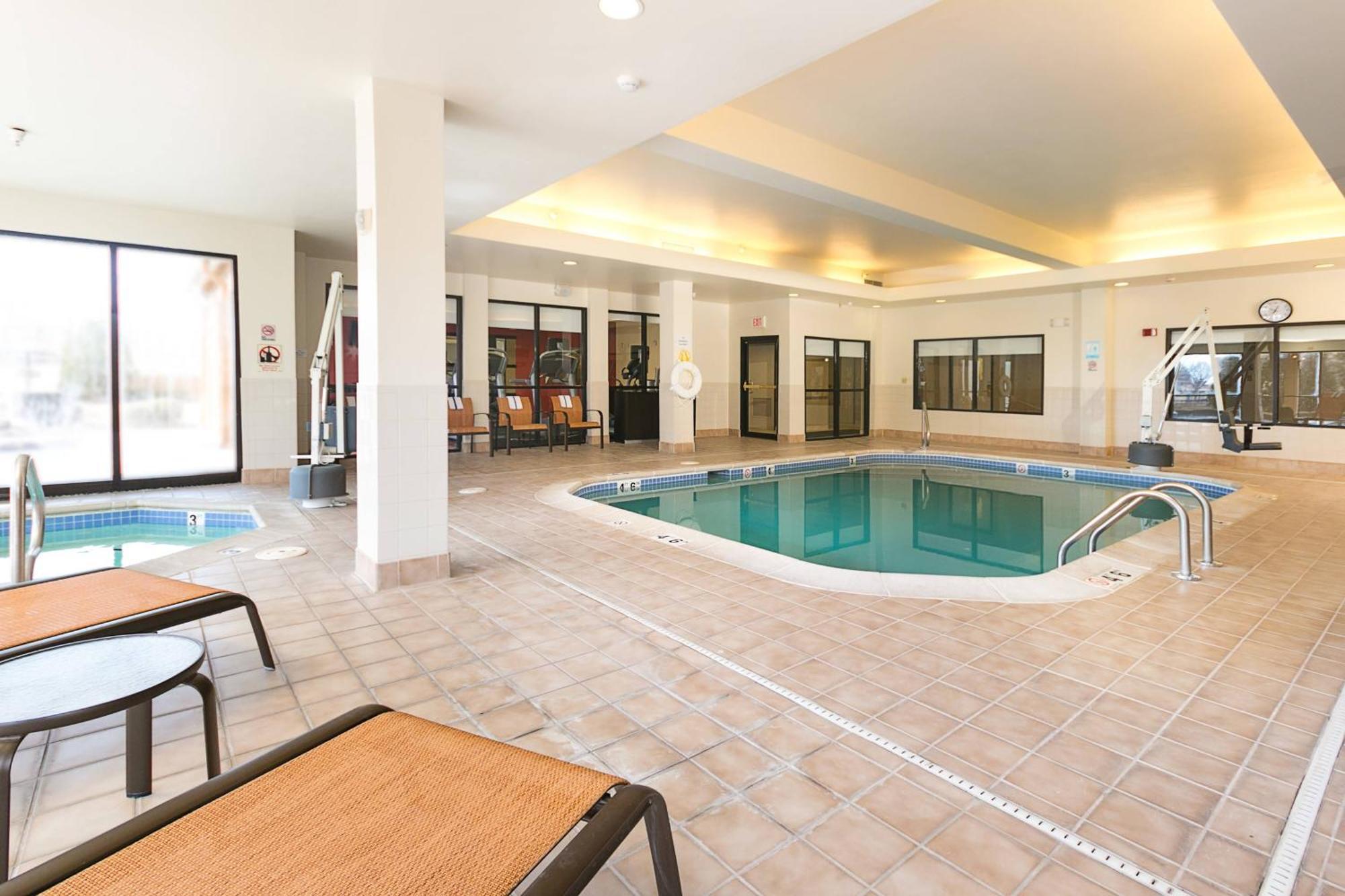 Courtyard Kansas City East/Блу Спрингс Екстериор снимка
