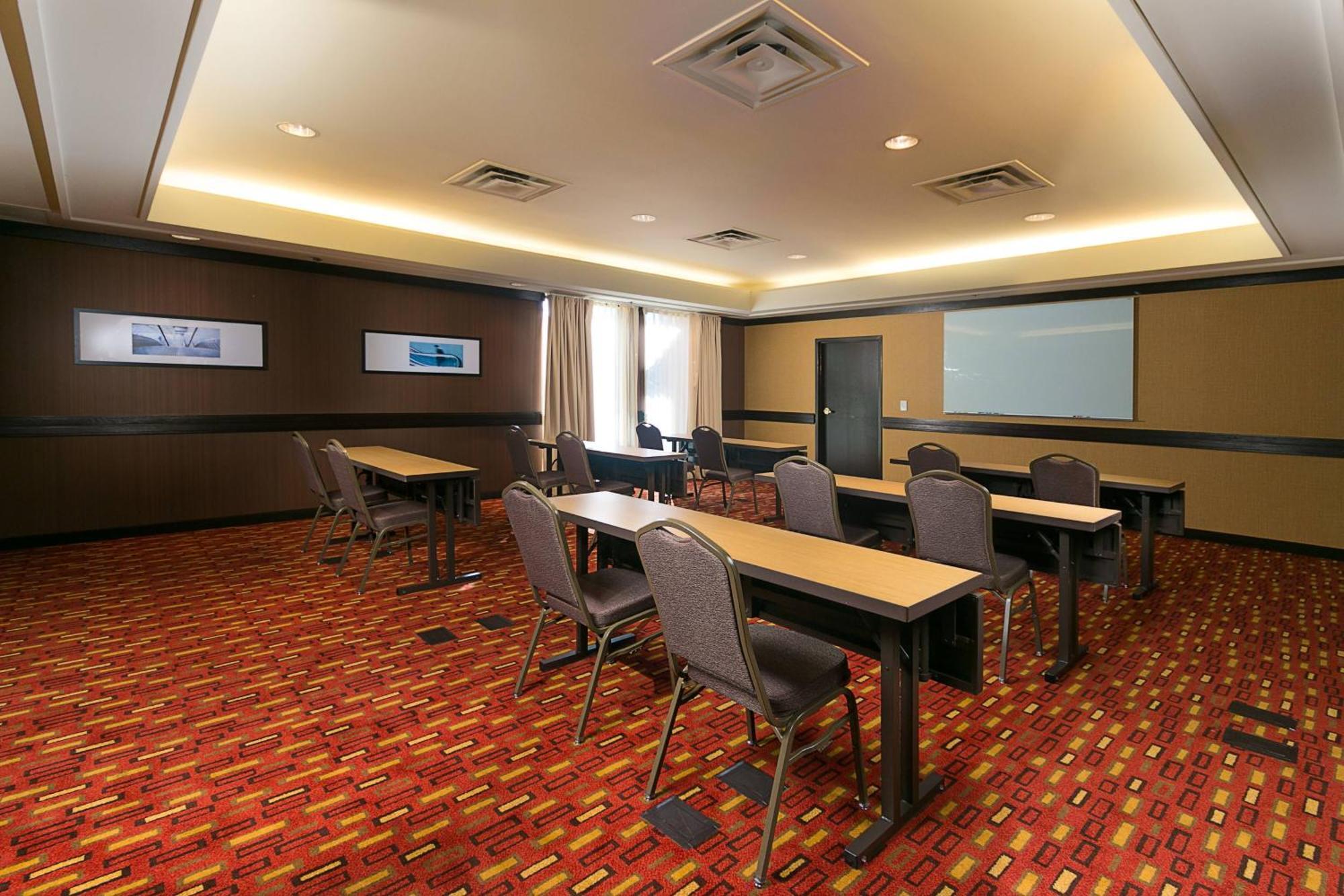 Courtyard Kansas City East/Блу Спрингс Екстериор снимка