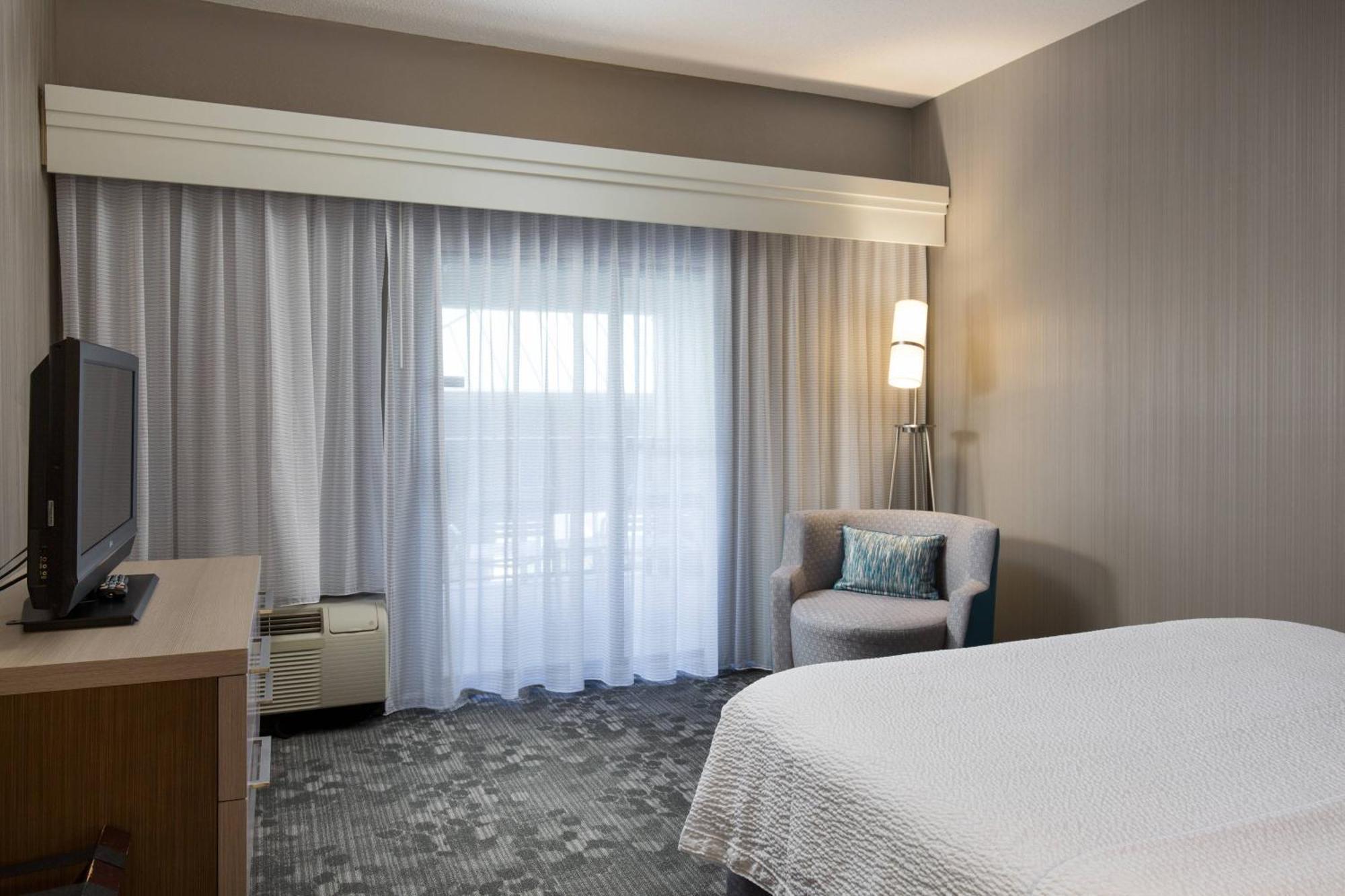 Courtyard Kansas City East/Блу Спрингс Екстериор снимка