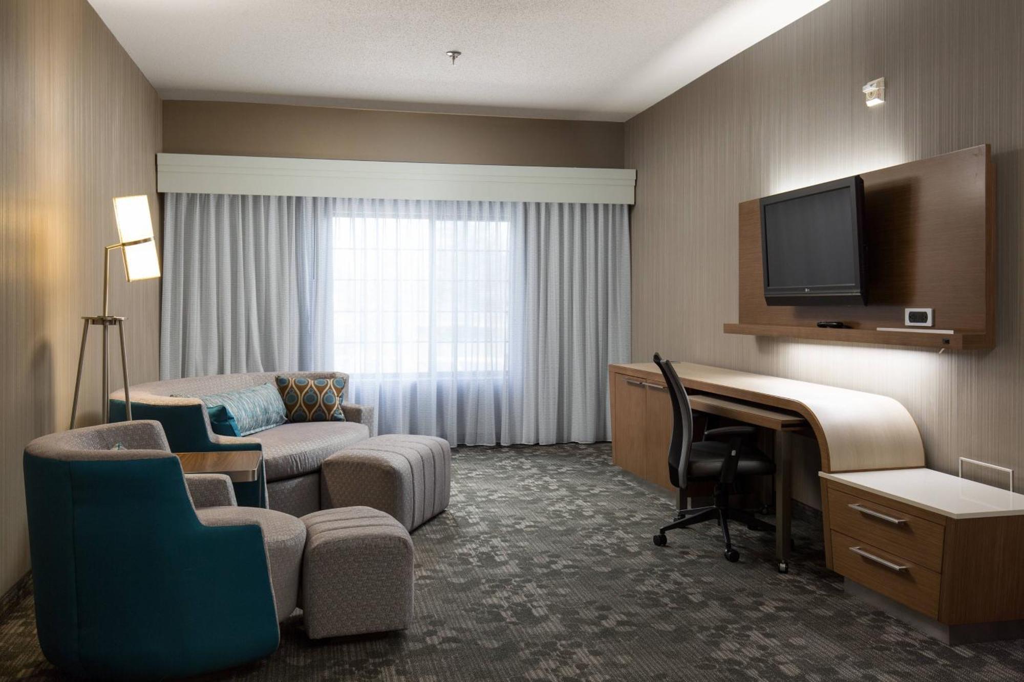 Courtyard Kansas City East/Блу Спрингс Екстериор снимка