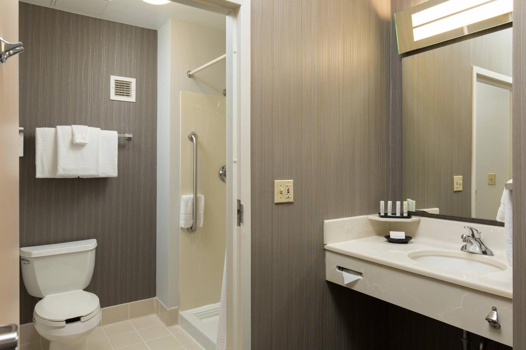 Courtyard Kansas City East/Блу Спрингс Екстериор снимка