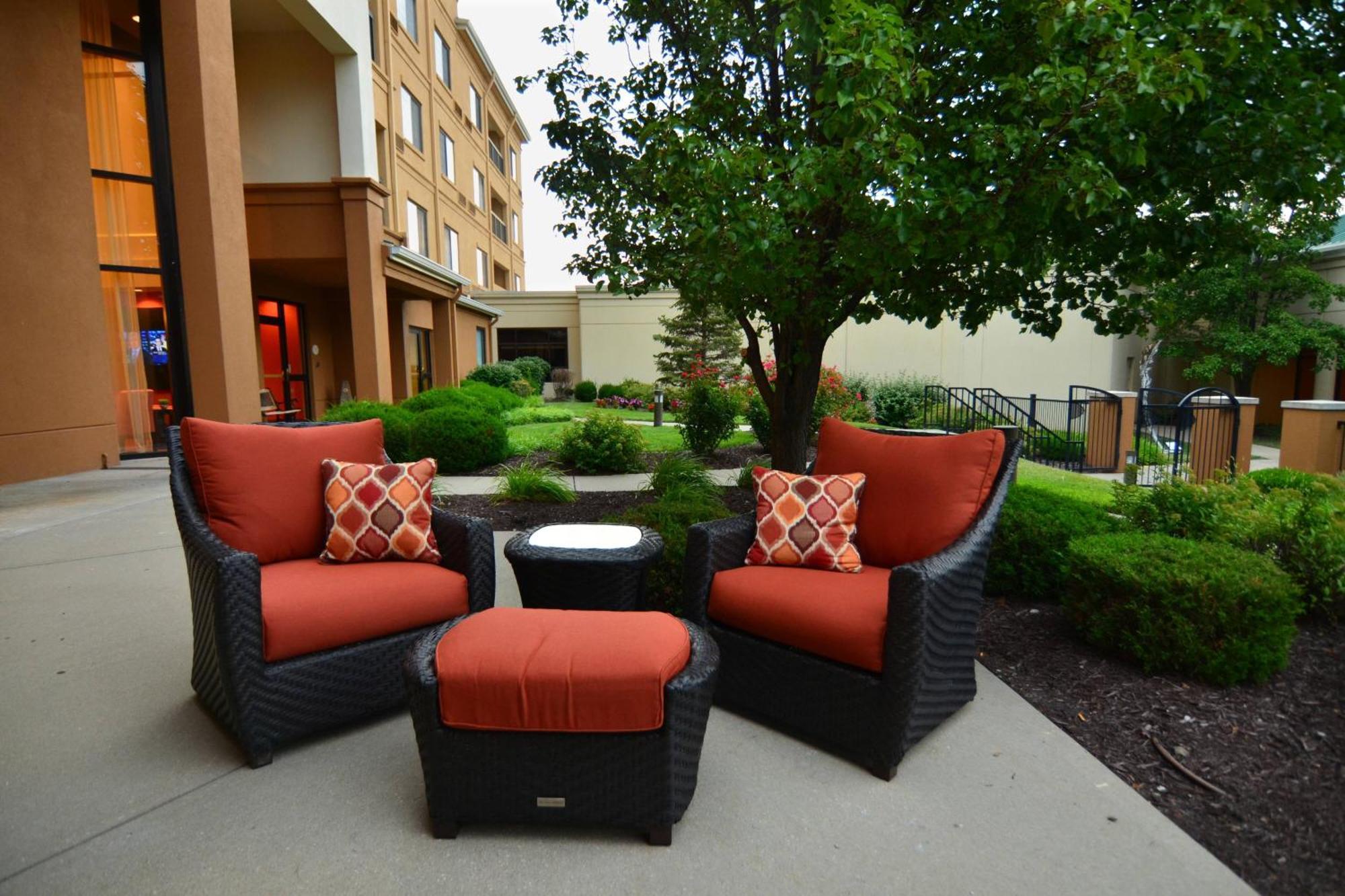 Courtyard Kansas City East/Блу Спрингс Екстериор снимка