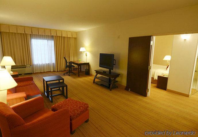 Courtyard Kansas City East/Блу Спрингс Екстериор снимка