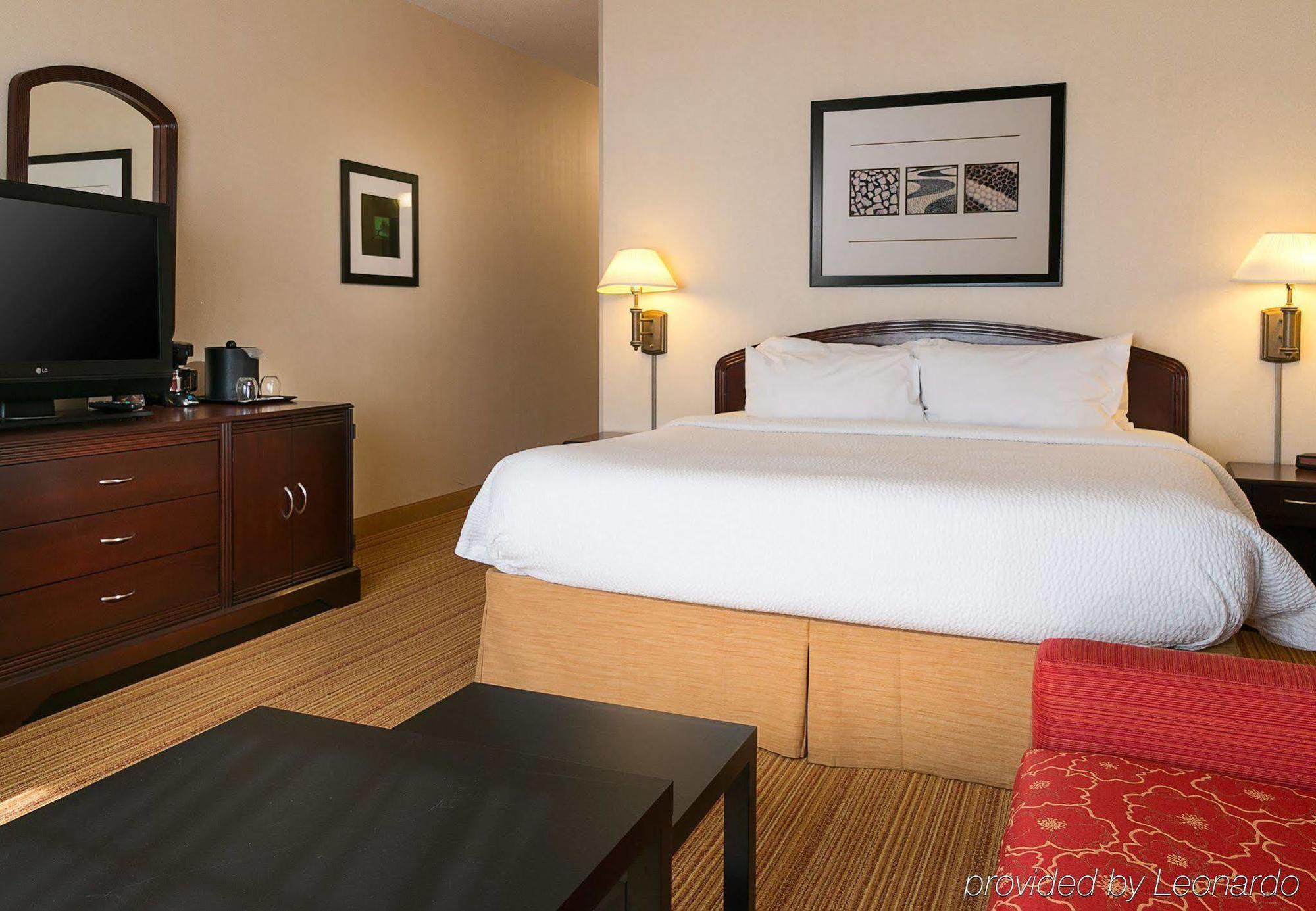 Courtyard Kansas City East/Блу Спрингс Екстериор снимка