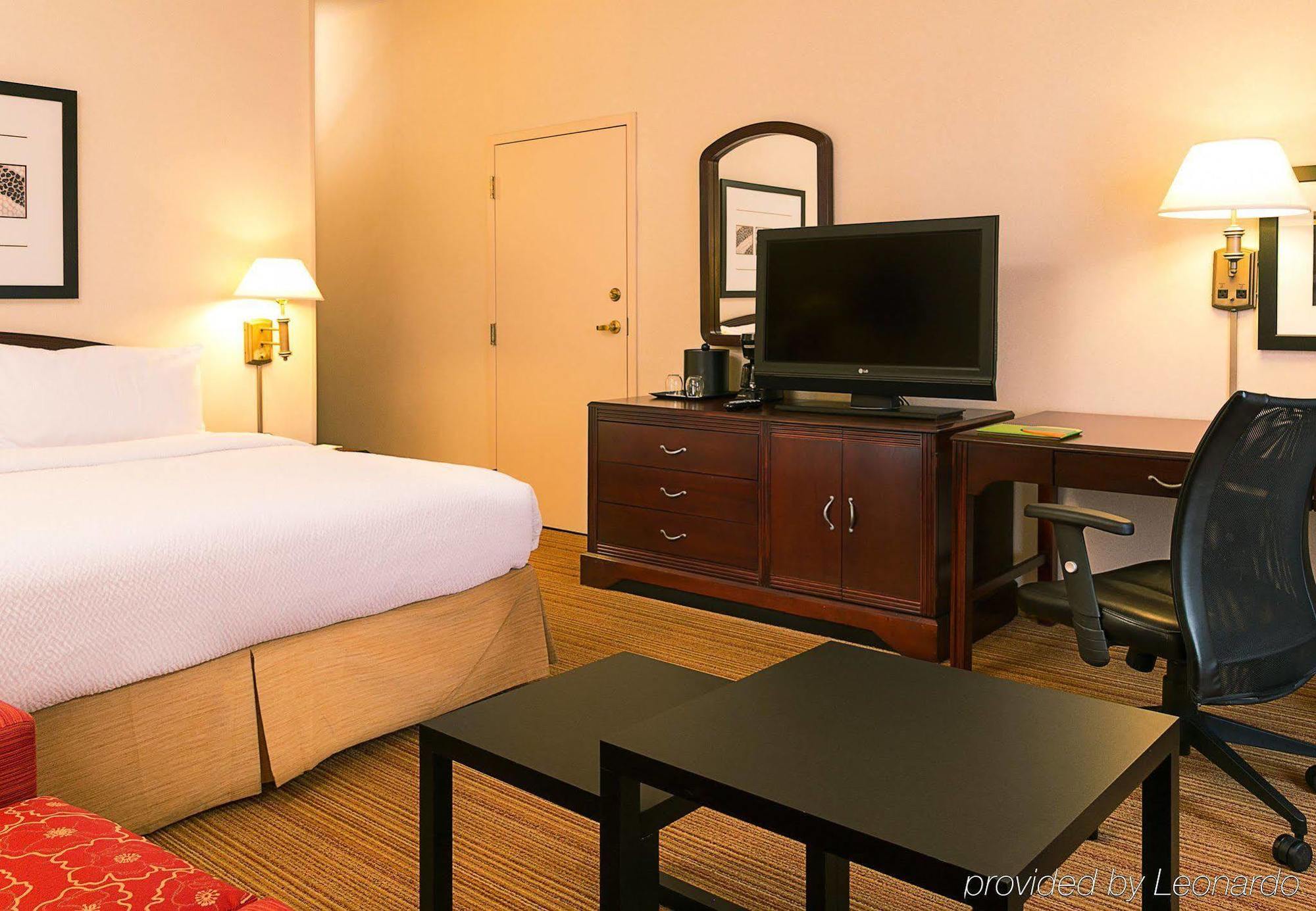 Courtyard Kansas City East/Блу Спрингс Екстериор снимка