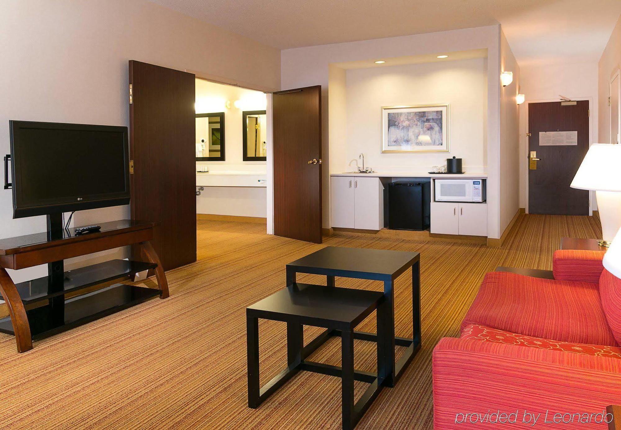 Courtyard Kansas City East/Блу Спрингс Екстериор снимка