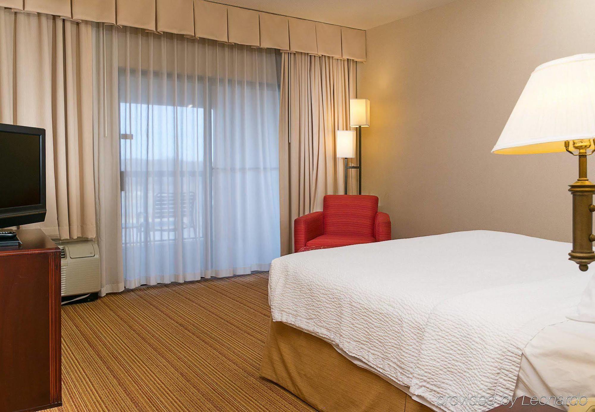 Courtyard Kansas City East/Блу Спрингс Екстериор снимка