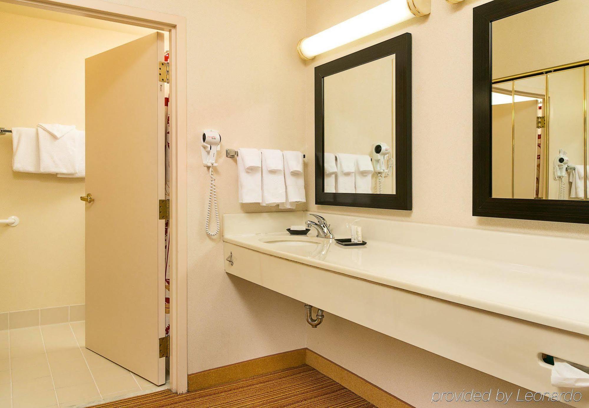 Courtyard Kansas City East/Блу Спрингс Екстериор снимка