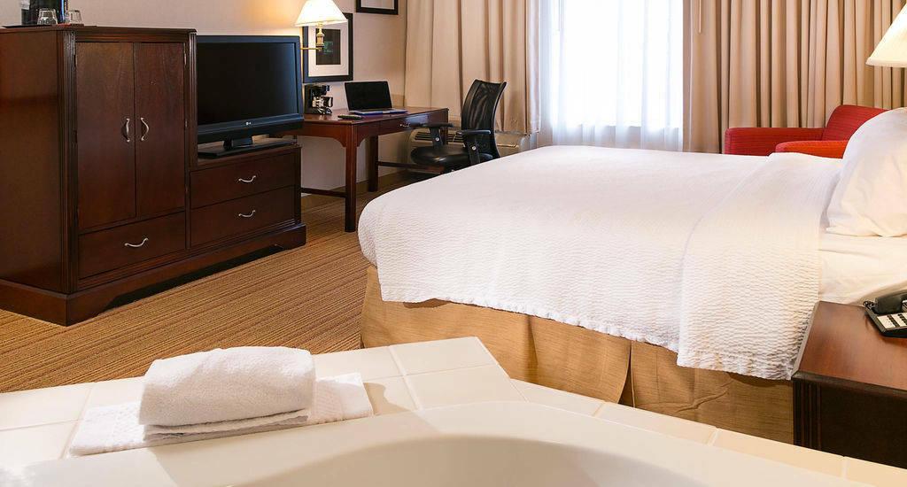 Courtyard Kansas City East/Блу Спрингс Екстериор снимка