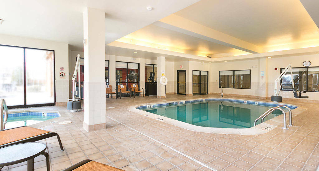 Courtyard Kansas City East/Блу Спрингс Екстериор снимка